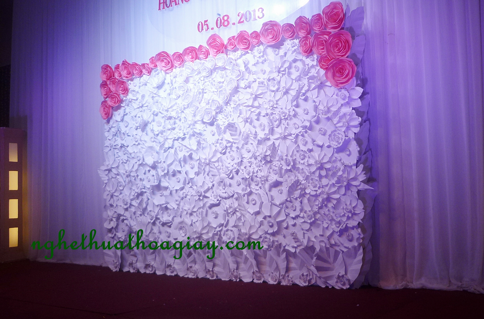 Cùng ngắm nhìn nền tượng trưng cho sự lãng mạn - backdrop hoa giấy. Với những tông màu pastel nhẹ nhàng, tạo nên một không gian đậm chất hoa trà, điều này đem lại cảm giác nhẹ nhàng, tình tứ cho ngày vui của bạn.