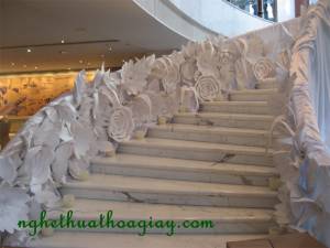Hoa giấy trang trí cầu thang 03