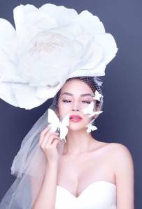 Hoa giấy lớn cài đầu